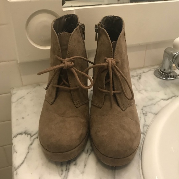 Tan suede ankle booties - Picture 2 of 2